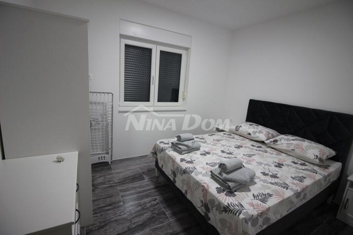 Novogradnja 4 apartmana s krovnom terasom s  pogled na more