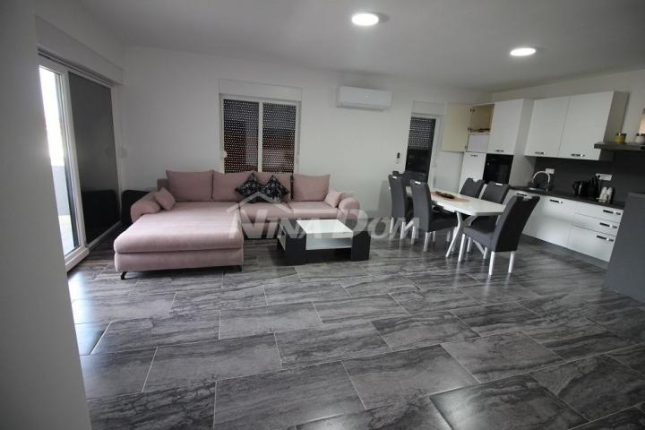 Novogradnja 4 apartmana s krovnom terasom s  pogled na more