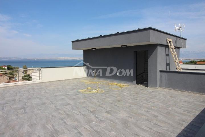 Novogradnja 4 apartmana s krovnom terasom s  pogled na more