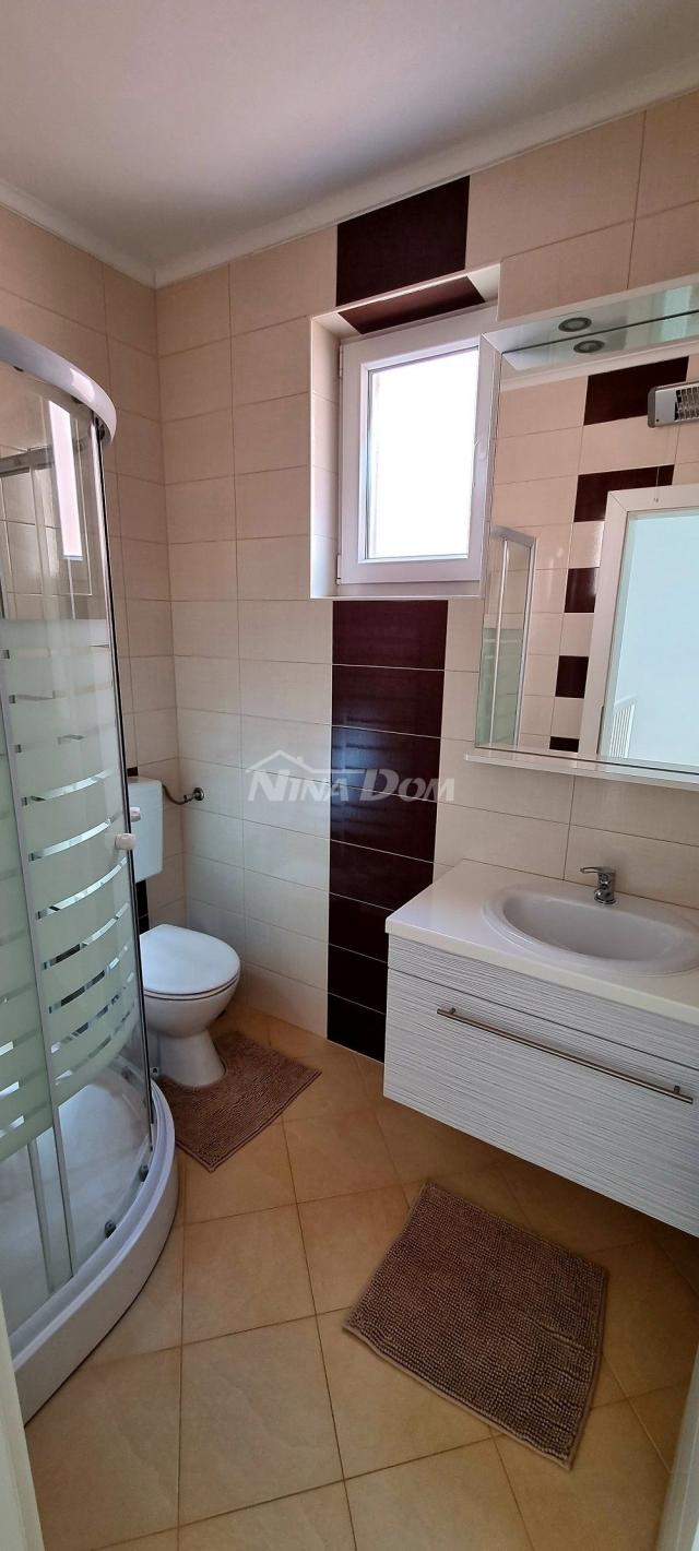 Nekretnina s dva etažna apartmana 80 metara do mora. 