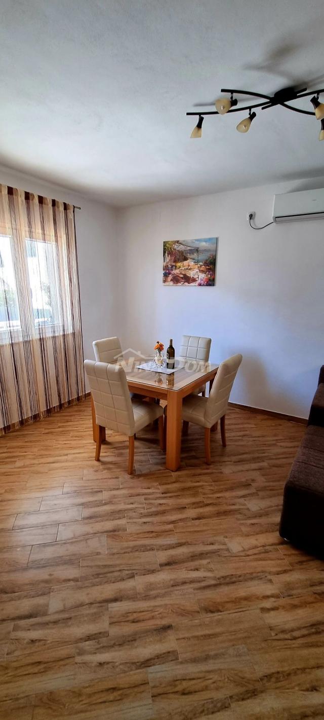 Nekretnina s dva etažna apartmana 80 metara do mora. 