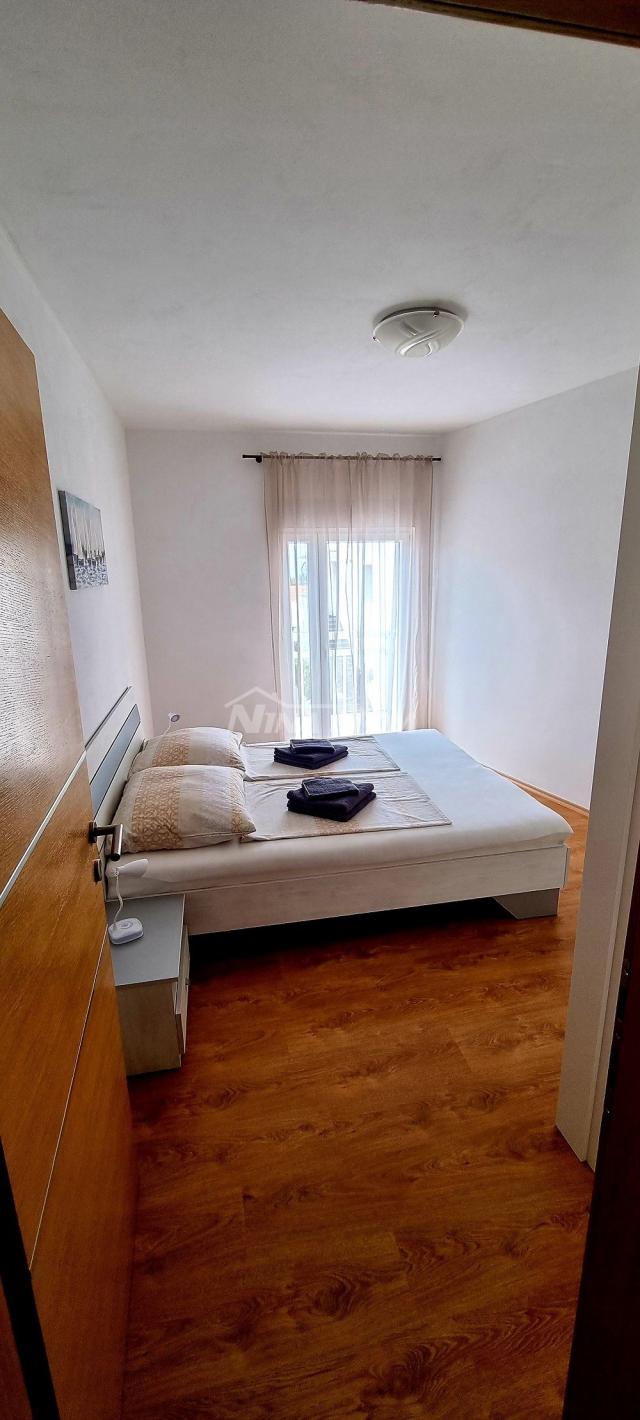 Nekretnina s dva etažna apartmana 80 metara do mora. 