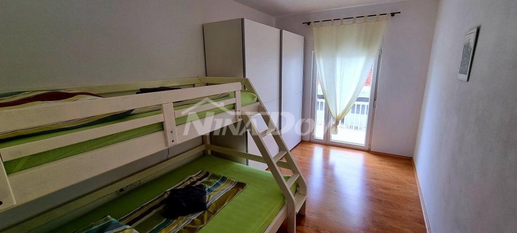 Nekretnina s dva etažna apartmana 80 metara do mora. 