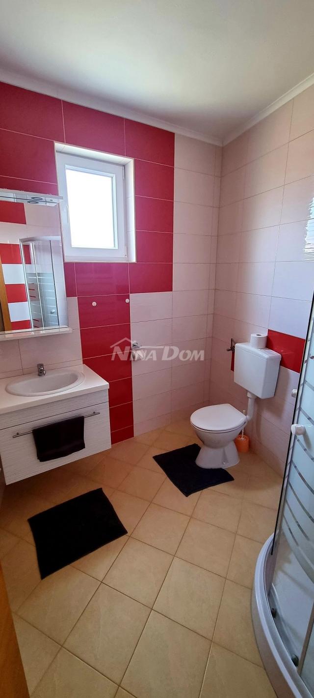 Nekretnina s dva etažna apartmana 80 metara do mora. 