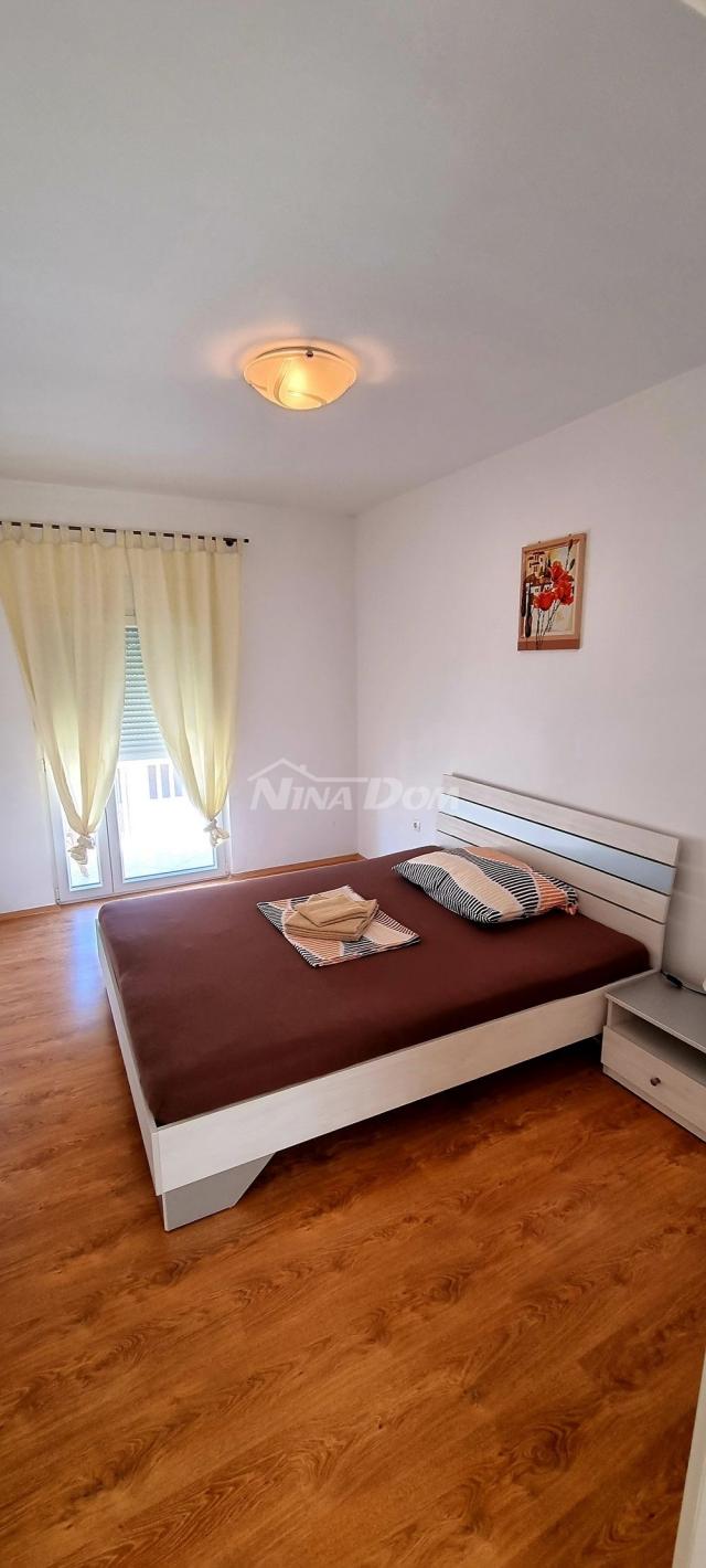 Nekretnina s dva etažna apartmana 80 metara do mora. 