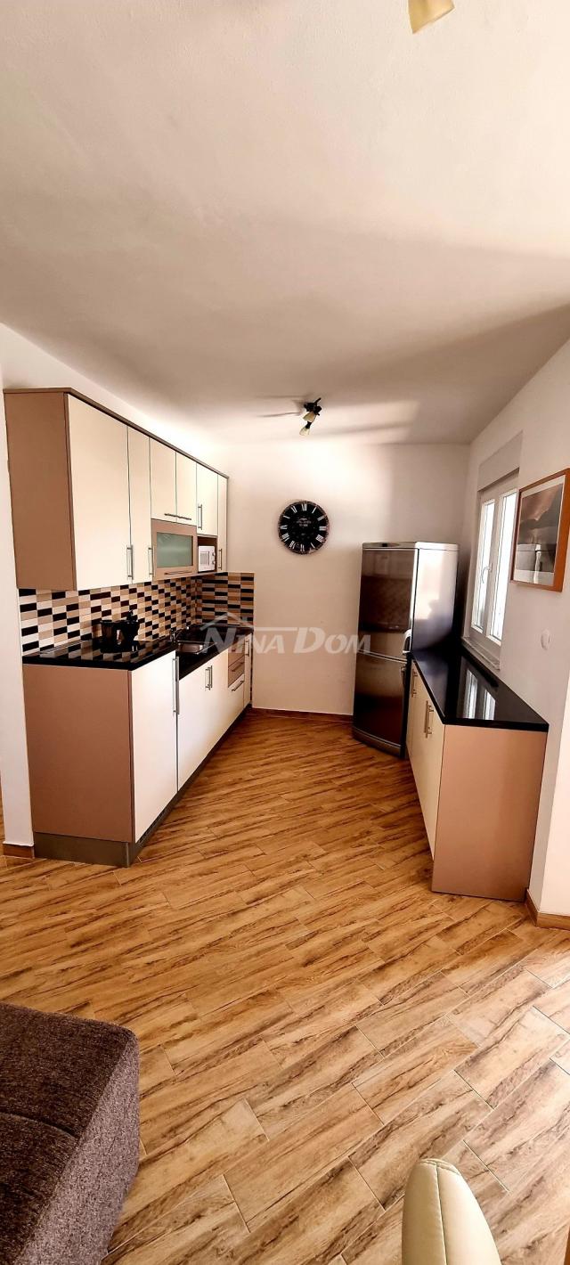 Nekretnina s dva etažna apartmana 80 metara do mora. 