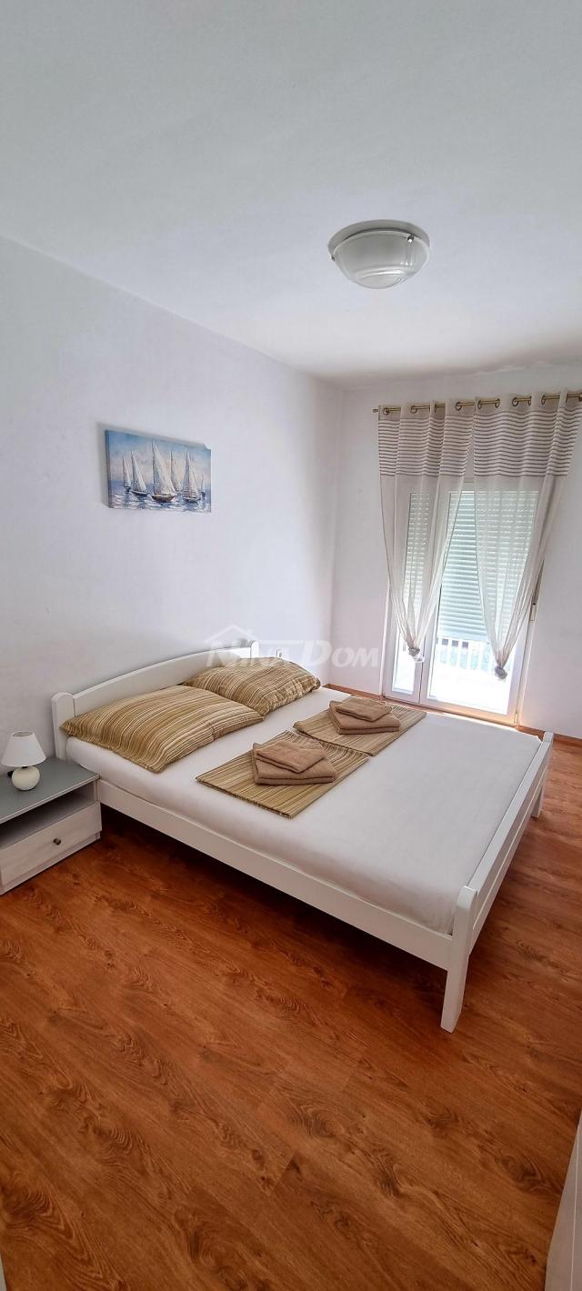 Nekretnina s dva etažna apartmana 80 metara do mora. 