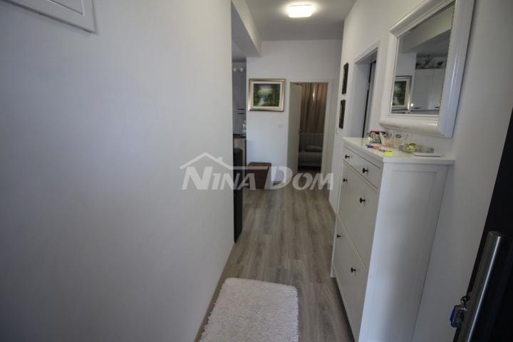 Apartman u prizemlju s pomoćnim objektom. 