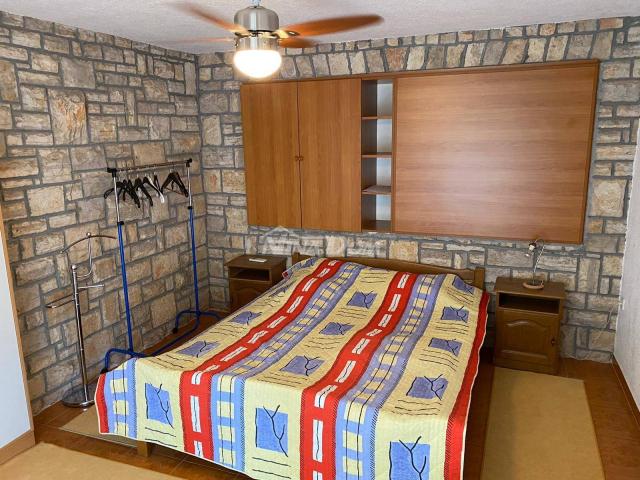 Apartmanska kuća drugi red od mora Starigrad