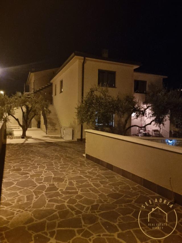 Moderno opremljen dvosobni stan, Novigrad