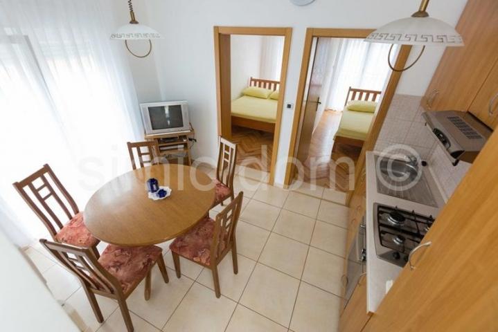 Apartmanska kuća s bazenom, Okrug Donji