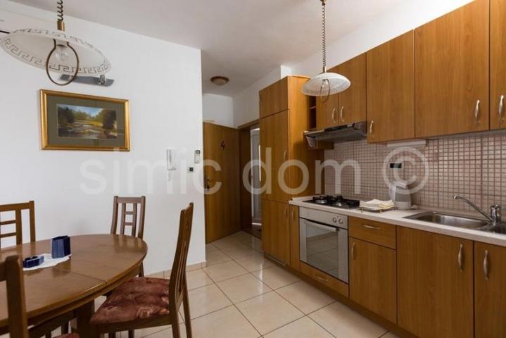 Apartmanska kuća s bazenom, Okrug Donji