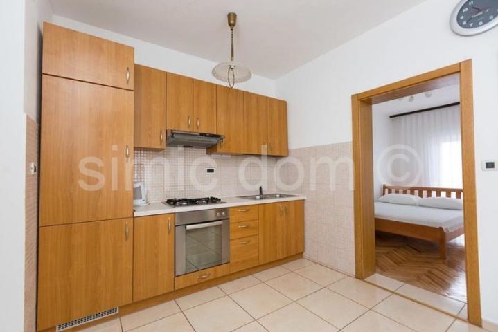 Apartmanska kuća s bazenom, Okrug Donji