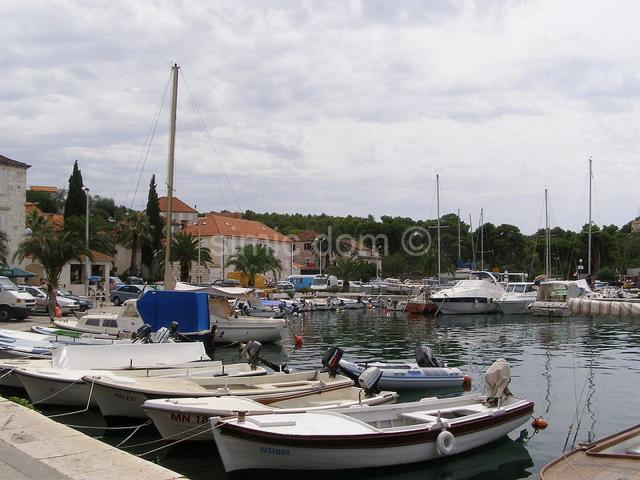 Prodaja građevinskog zemljišta u centru Milne, otok Brač