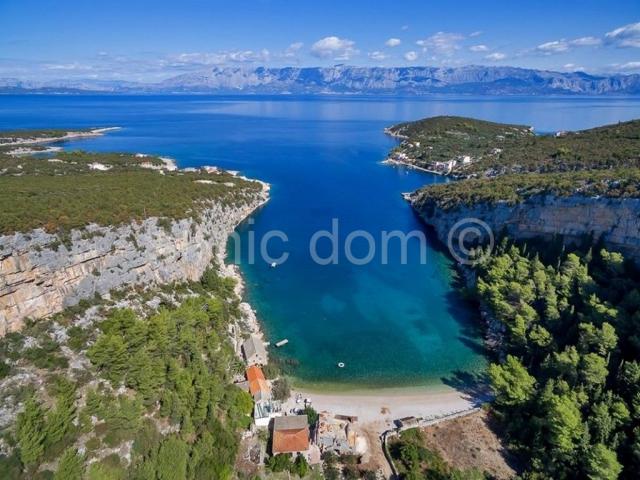 Građevinsko zemljište u Jelsi - Gdinj, prvi red do mora