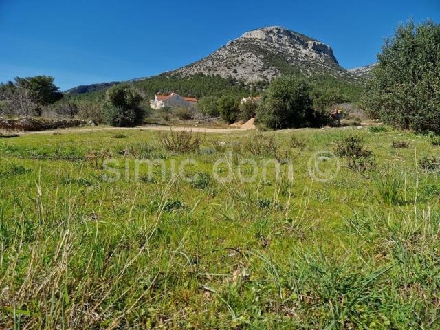 Atraktivno građevinsko zemljište za prodaju Bol, Brač