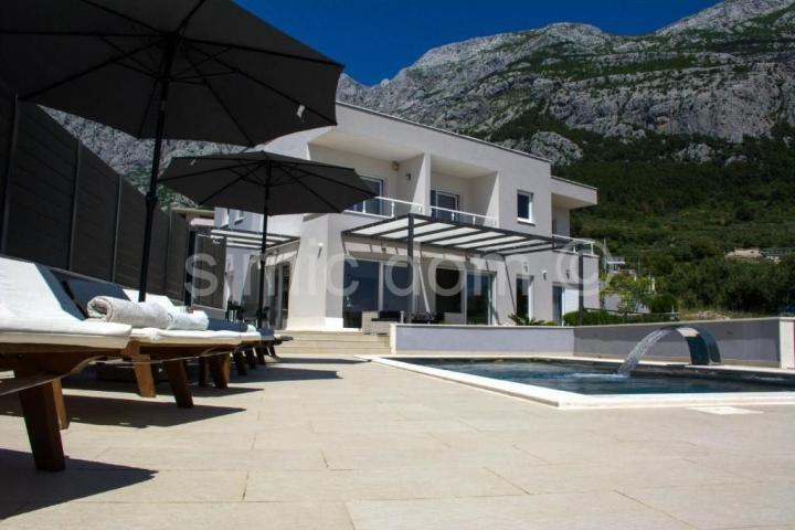 Prekrasna vila s bazenom, Makarska