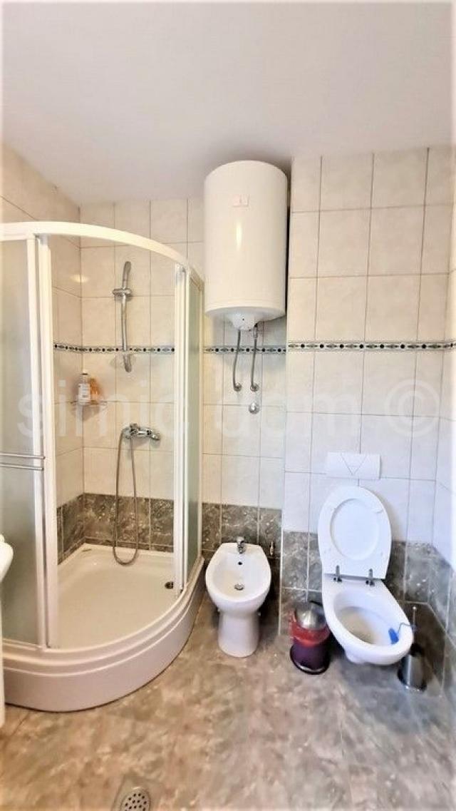 Luksuzan trosoban apartman na prodaju