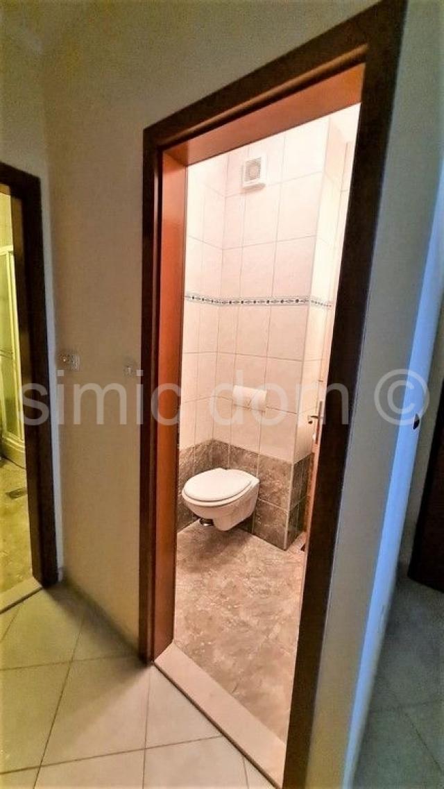 Luksuzan trosoban apartman na prodaju