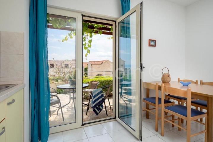 Prostrana vila s apartmanima i bazenom, prodaja