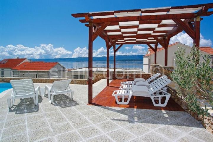 Prostrana vila s apartmanima i bazenom, prodaja