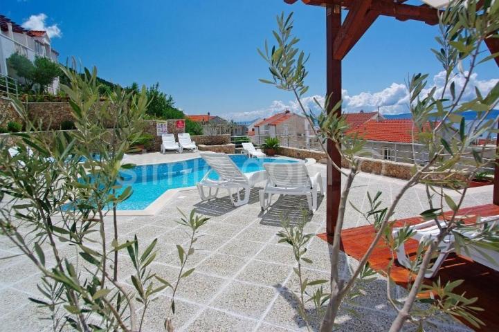 Prostrana vila s apartmanima i bazenom, prodaja