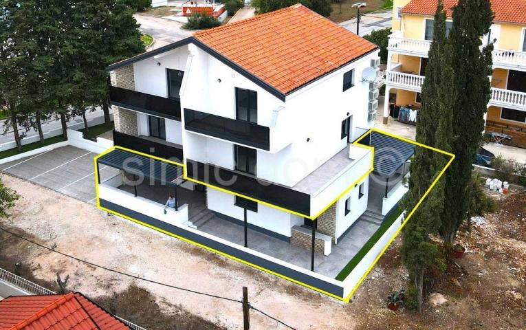 Luksuzni apartman s dvorištem blizu centra i plaže, Vodice