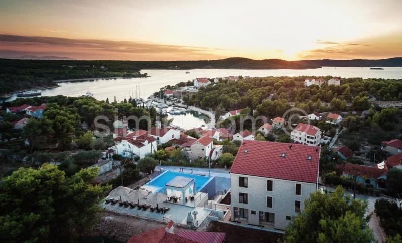 Prostrana vila s bazenom, i otvorenim pogledom na Braču