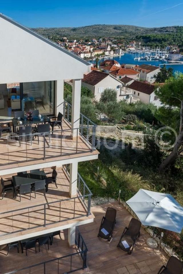 Apartmanska vila s bazenom na Braču, prodaja