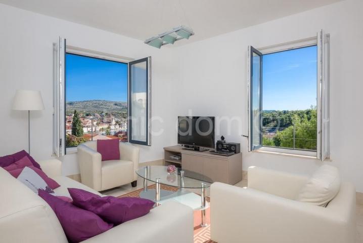 Apartmanska vila s bazenom na Braču, prodaja