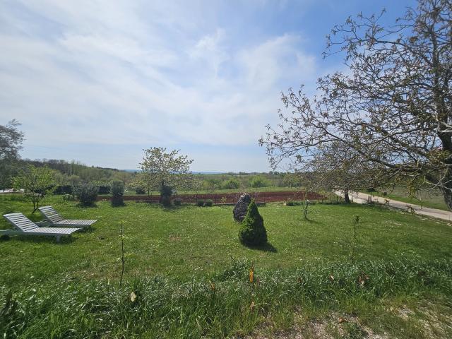 Steinhaus mit großem Garten in der Nähe von Buje in Istrien