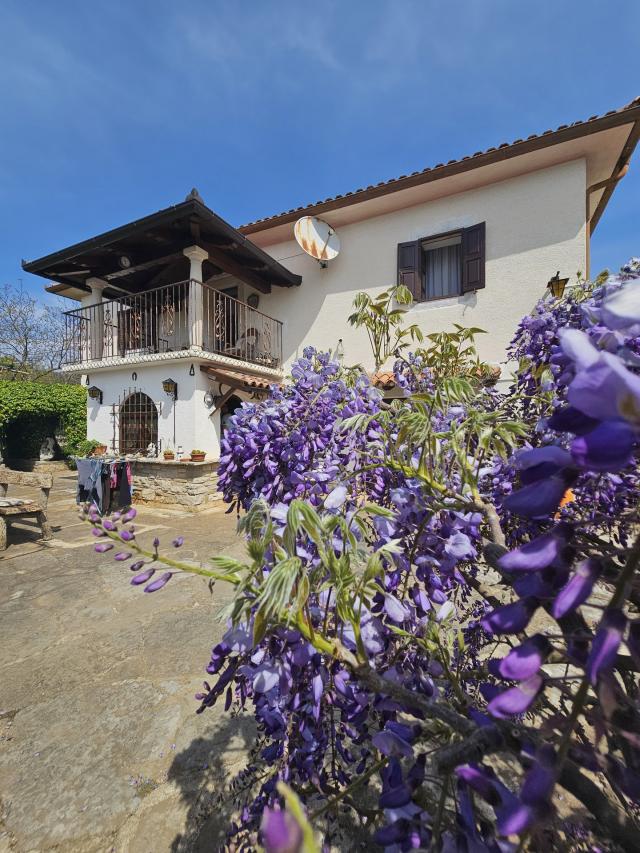 Steinhaus mit großem Garten in der Nähe von Buje in Istrien