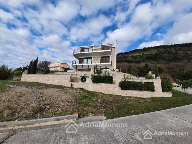 Moderna vila sa panoramskim pogledom na Tivatski zaljev