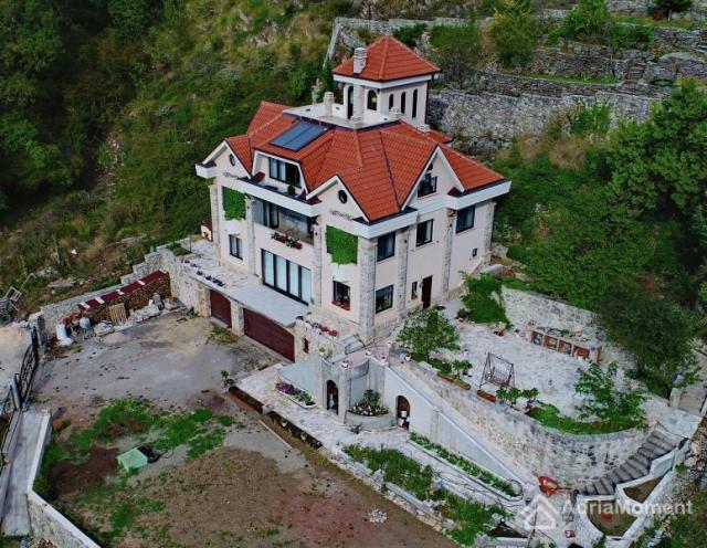 Vila na Budvanskoj rivijeri sa pogledom na more i Sveti Stefan