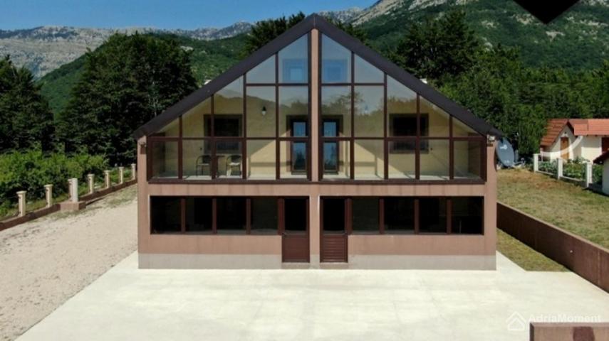 Kuća-chalet na Orienu s velikim placem. 30 minuta vožnje od Herceg Novog