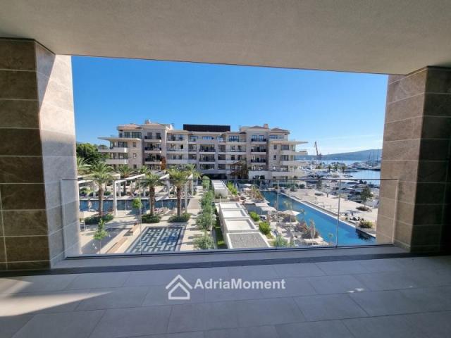 Stan individualnog rasporeda 187 m2 u Baia Residence, Regent Pool Club. Porto Montenegro