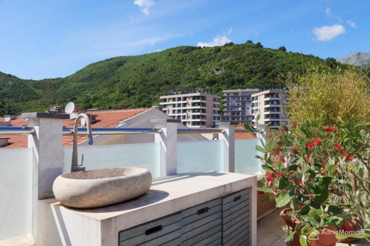 Penthouse u Budvi - 3 spavaće sobe, krovna terasa 85 m2, garaža