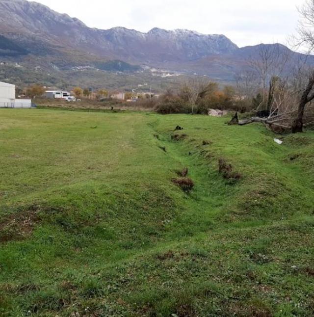 Urbanizirano zemljište pored magistralnog puta Kotor – Radanovici. 