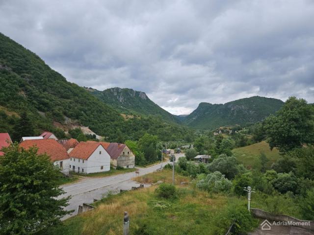 Prodajem hotel za renoviranje na Šavniku