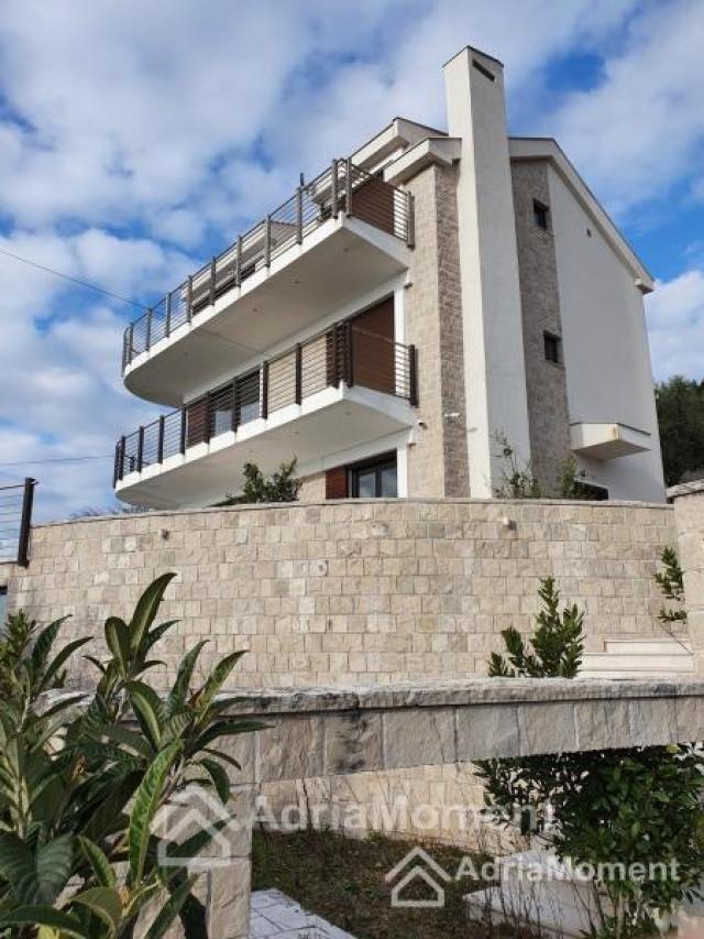 Moderna vila sa panoramskim pogledom na Tivatski zaljev