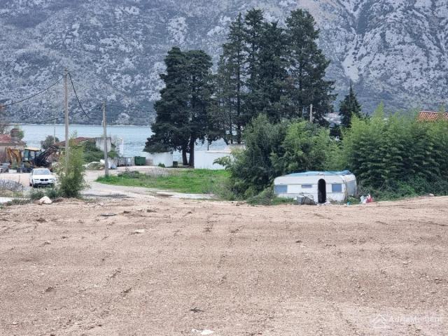 Prodaja zemljista uz Hyatt Kotor Bay - mozda graditi 1. 702 m2