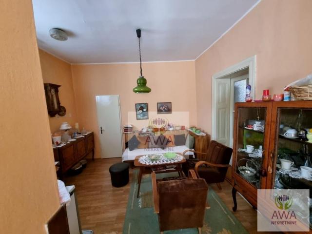 Apatin, Prizemna, očuvana, održavana 6 sobe, 181m2, plac 6a