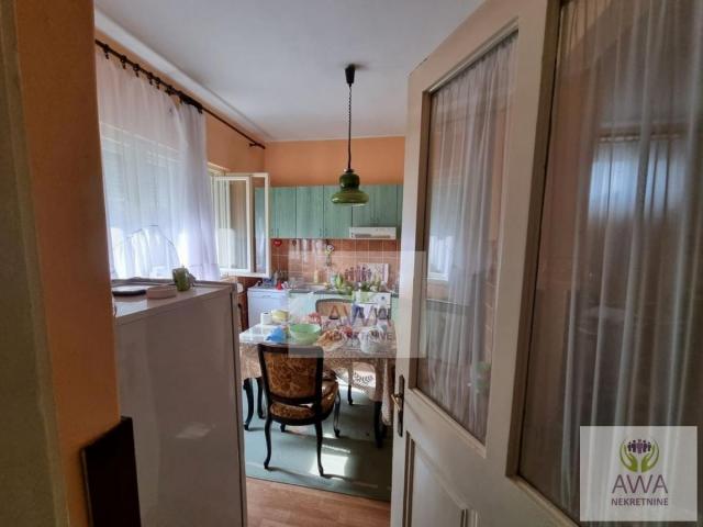 Apatin, Prizemna, očuvana, održavana 6 sobe, 181m2, plac 6a