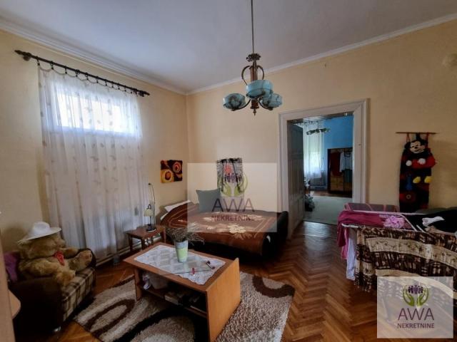 Apatin, Prizemna, očuvana, održavana 6 sobe, 181m2, plac 6a