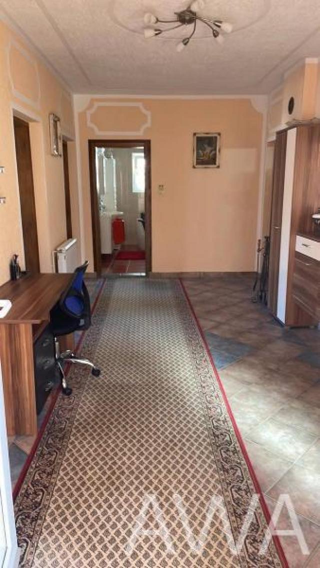 Spratna kuća, novija, velika, 340m2, plac 6ar