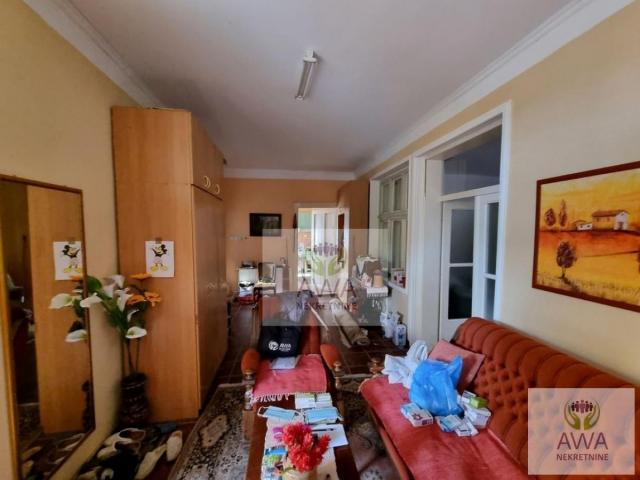 Apatin, Prizemna, očuvana, održavana 6 sobe, 181m2, plac 6a