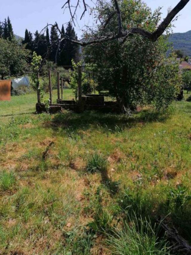 For sale old house of 120m2 plus land of 1239m2 - great investment potential!