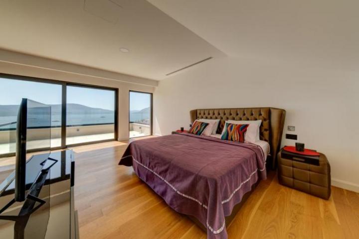 Gorgeous Furnished 5-bedroom Villa with a View over Tivat