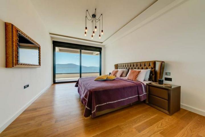 Gorgeous Furnished 5-bedroom Villa with a View over Tivat