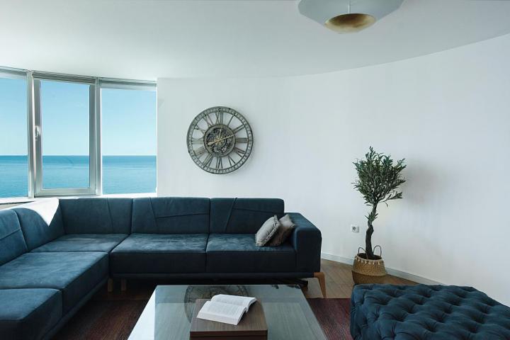 Three-room apartment, with a panoramic view of the sea, Budva